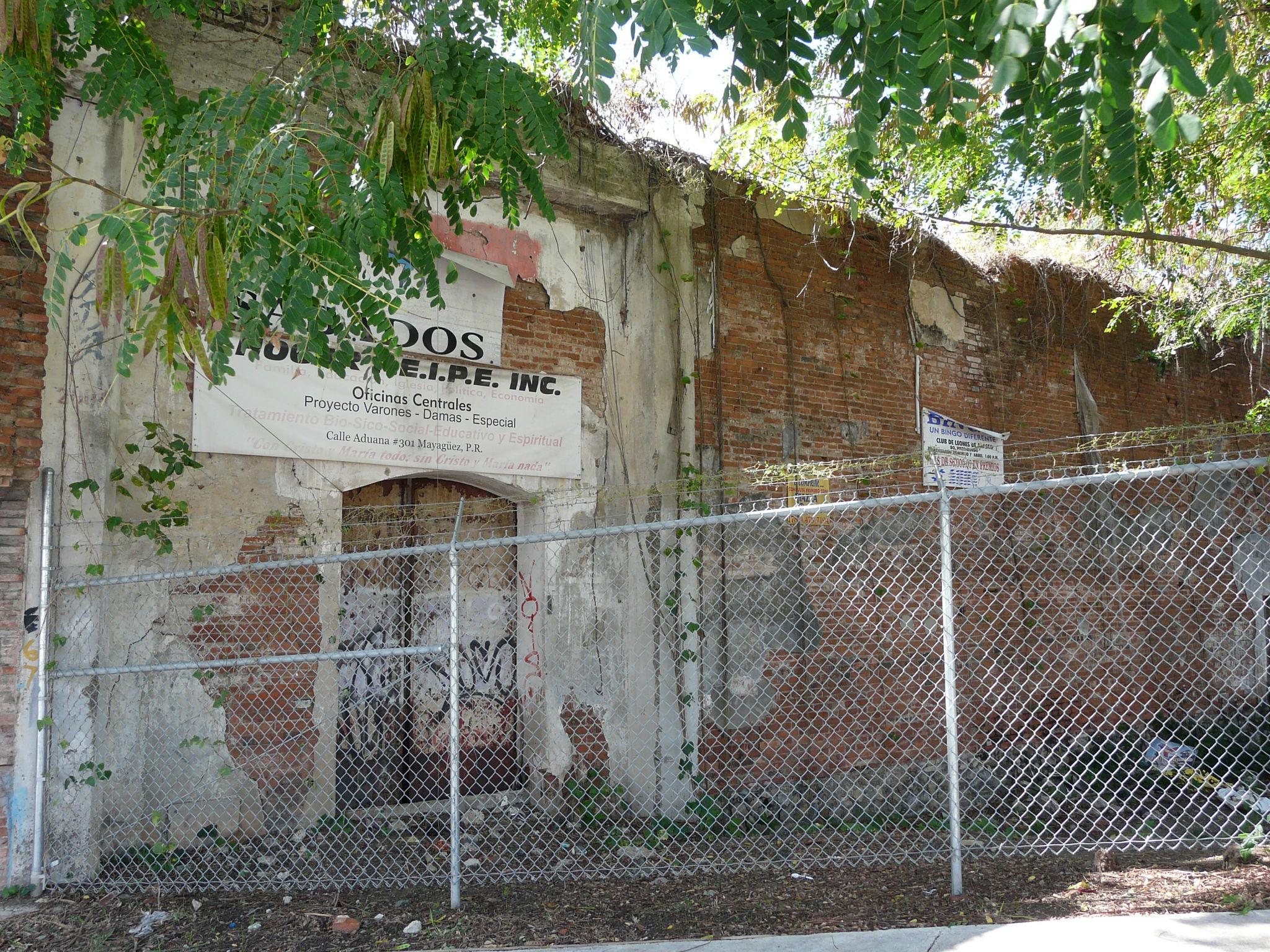 Edificio abandonado en la Avenida González Clemente - Ponce - 2012 00018